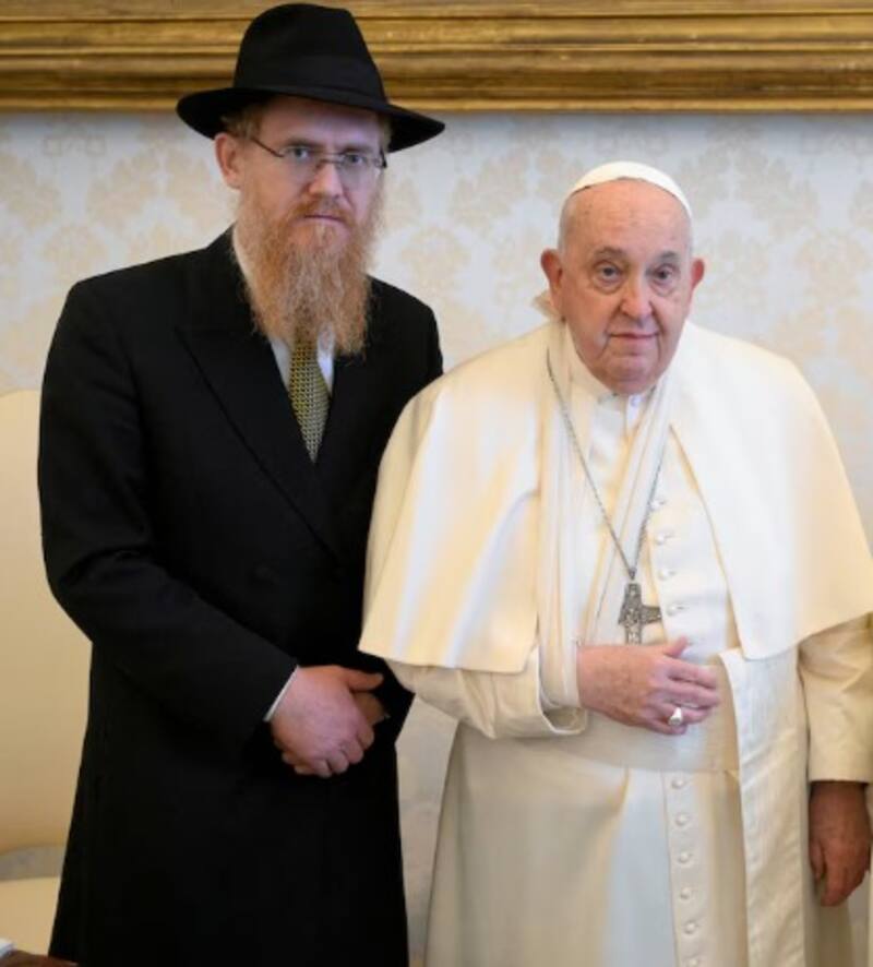 El papa Francisco sufrió una nueva caída que le dejó el brazo lastimado. Fuente: Reuters.