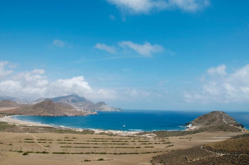 El Parque Natural de Cabo de Gata ofrece playas vírgenes como Los Genoveses, consideradas entre las más bellas y tranquilas del país. (Fuente: Wikimedia Commons / Martyn Thompson)