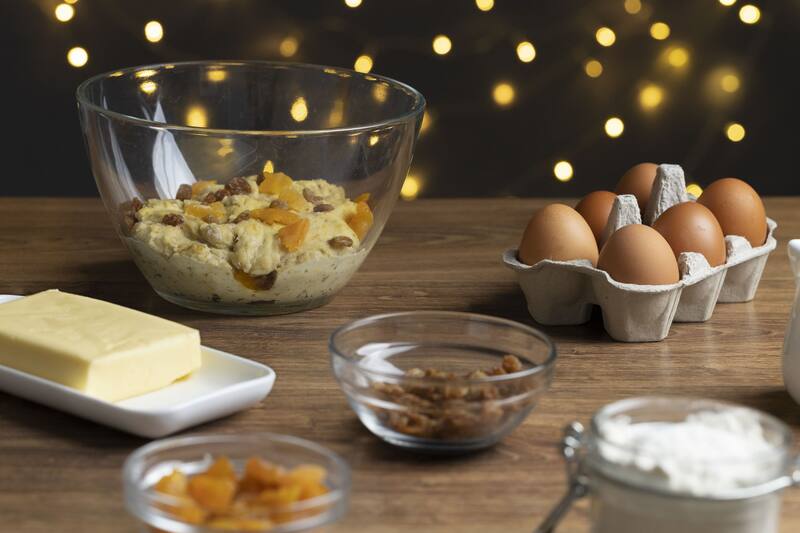 Las frutas confitadas, pasas y nueces son las estrellas de esta receta que rinde dos unidades medianas. (Foto: Freepik)