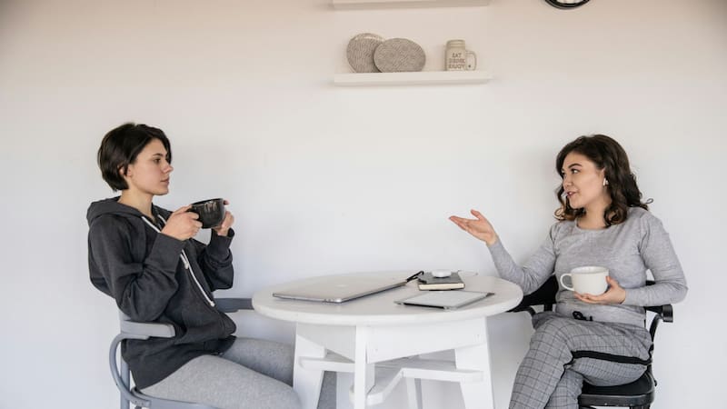 La psicología estudió este tipo de gestos no verbales y encontró respuestas.