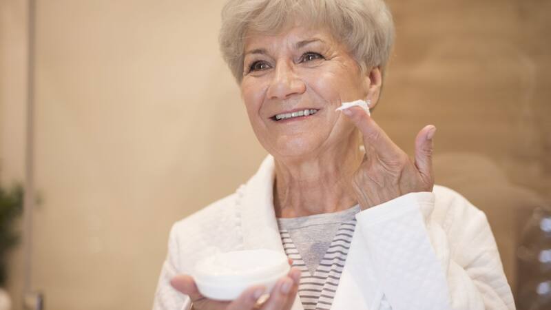 Las cremas antiarrugas combinan ingredientes como el retinol y el colágeno para proporcionar un tratamiento más completo contra el envejecimiento.