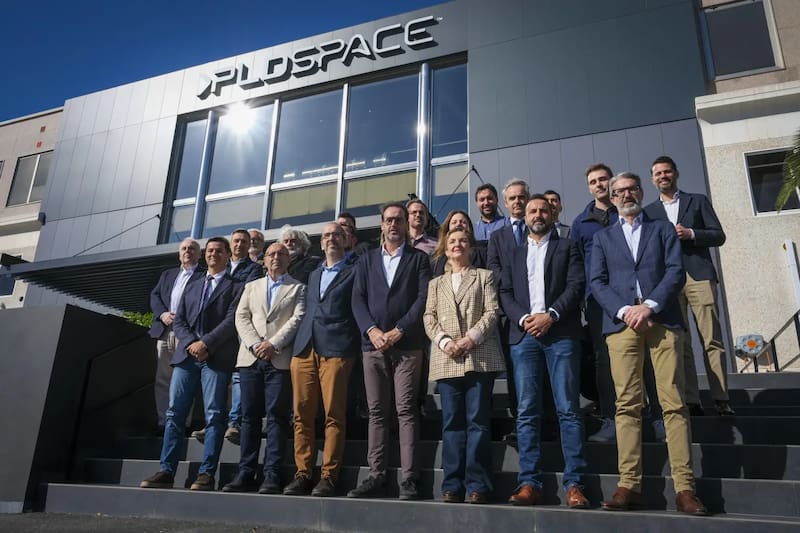 La consellera de Innovación, Industria, Comercio y Turismo, Marián Cano, junto al presidente ejecutivo de PLD Space, Ezequiel Sánchez, en el Ivace+i en Elche. EFE/Pablo Miranzo