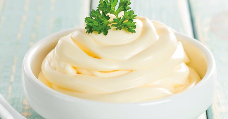 La mayonesa es una mezcla de yema de huevo, vinagre y aceite. Fuente: archivo.