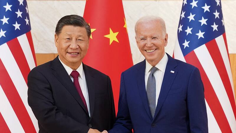 El mandatario chino, Xi Jinping, estrecha la mano del presidente de Estados Unidos, Joe Biden