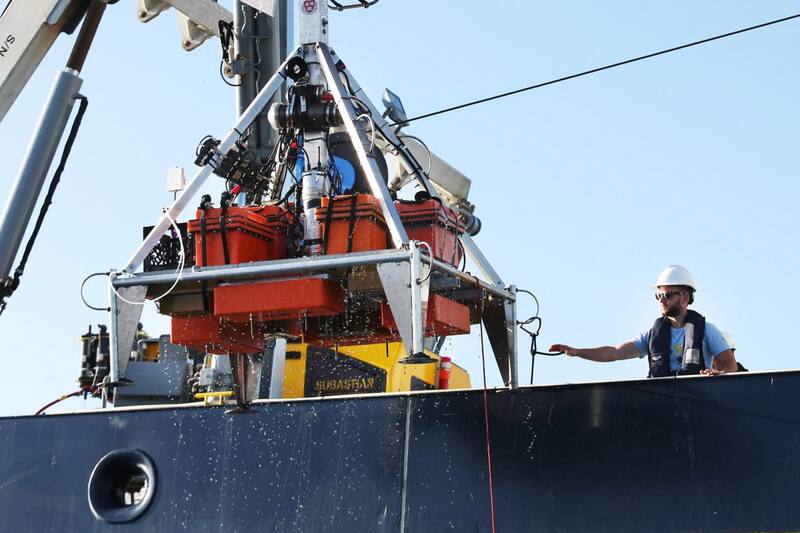 Los científicos del Schmidt Ocean Institute manipulando parte de la aparatología antes de sumergirla en el océano. (Fuente: schmidtocean.org)