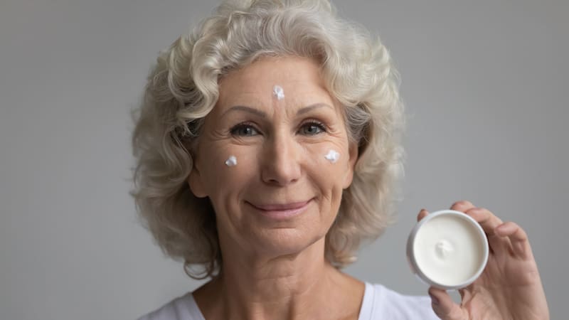 La ampolla antiedad de Mercadona con ácido hialurónico que ayuda a retrasar los signos de edad y rejuvenecer la piel.