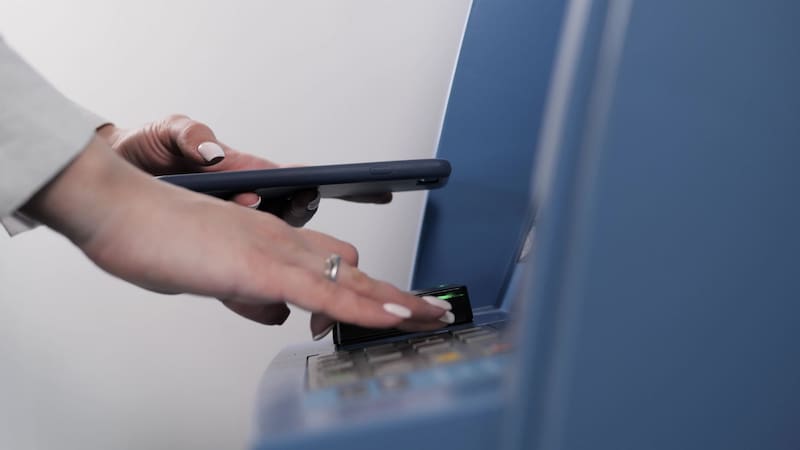 La tecnología NFC es la que usan los cajeros para reemplazar las tarjetas de débito.