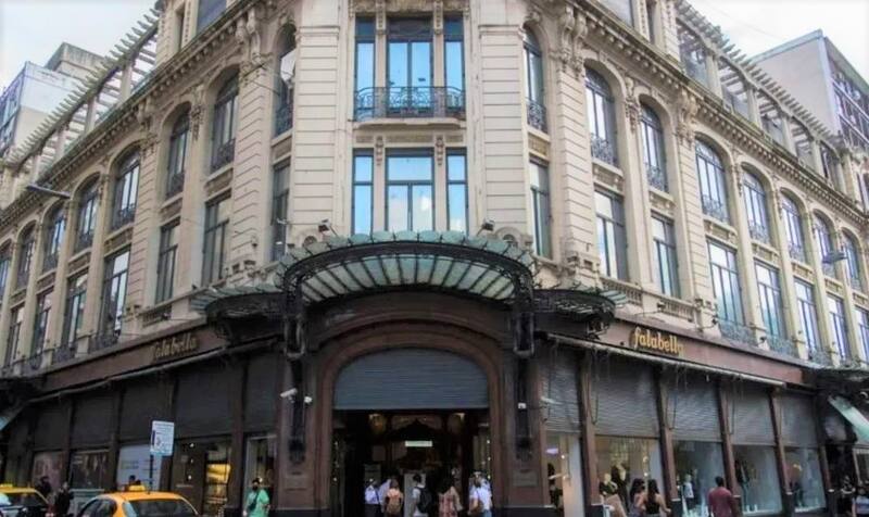 El edificio "La Favorita" de Rosario, donde estaba Falabella, se convertirá en un shopping que espera abrir en mayo.