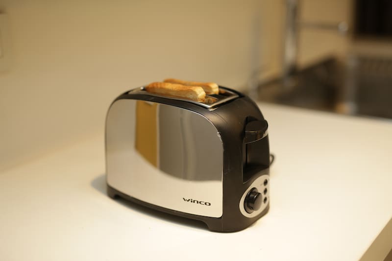 Desenchufar los electrodomésticos antes de dormir es una práctica recomendada por expertos para reducir el riesgo de incendios, ya que muchos aparatos pueden sufrir cortocircuitos o fallas eléctricas durante la noche. (Fuente: Freepik)