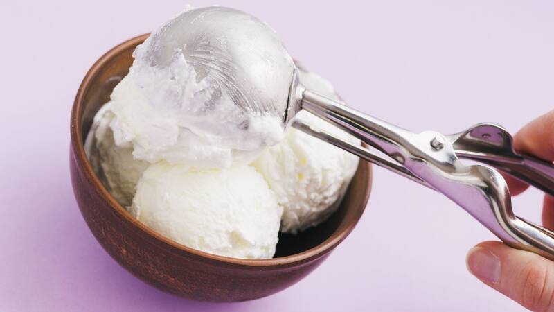 Este helado saludable puede decorarse con toppings al gusto, como chocolate derretido y frutos secos.