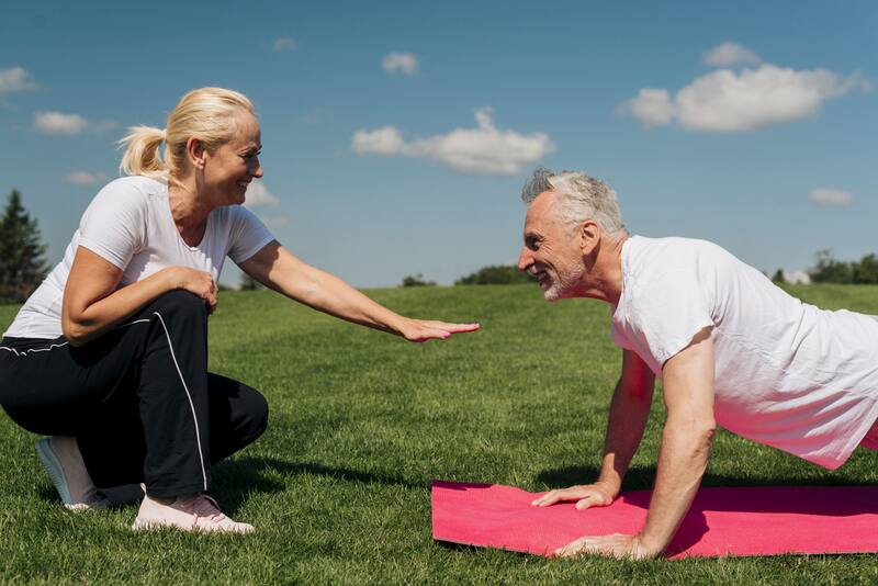 El entrenamiento combinó fuerza, cardio y sesiones HIIT con resultados biológicos comparables a personas 20 años más jóvenes. (Foto: archivo)