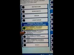 Una máquina de voto electrónico seleccionaba a Romney cuando se elegía a Obama