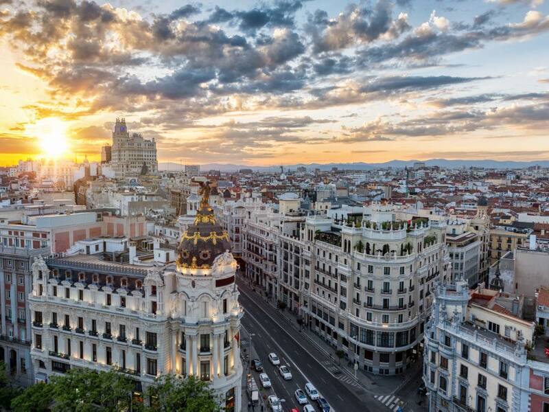 La visa de residencia no lucrativa permite a los jubilados argentinos vivir en España por más de 90 días sin trabajar. (Foto: Shutterstock)