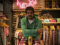 Le decían que se vestía como payaso y hoy factura millones con sus pantalones pijama para salir