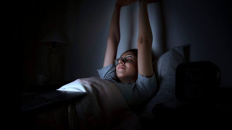 La oscuridad siempre es recomendable para dormir mejor.