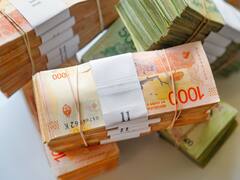 Dinero en efectivo, la pesadilla de las empresas que cobran impuestos y servicios