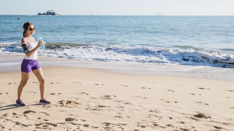 Caminar al menos 30 minutos al día puede ayudar a reducir el tiempo sedentario y a modelar el cuerpo. (Foto: Freepik)