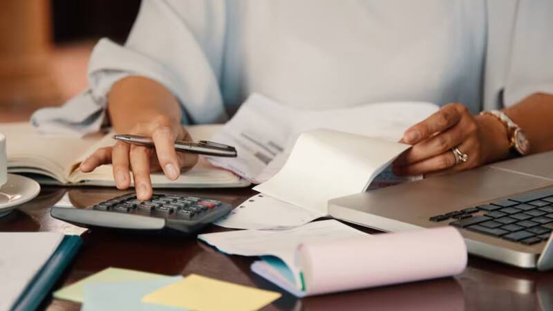 Existe un método que permite distribuir mejor el esfuerzo financiero y reducir la carga de los créditos estudiantiles. Foto: vecteezy.