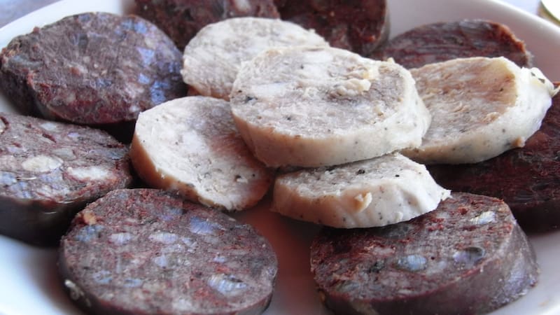 Butifarras blancas y negras: la receta tradicional catalana para hacer los mejores embutidos del mundo.