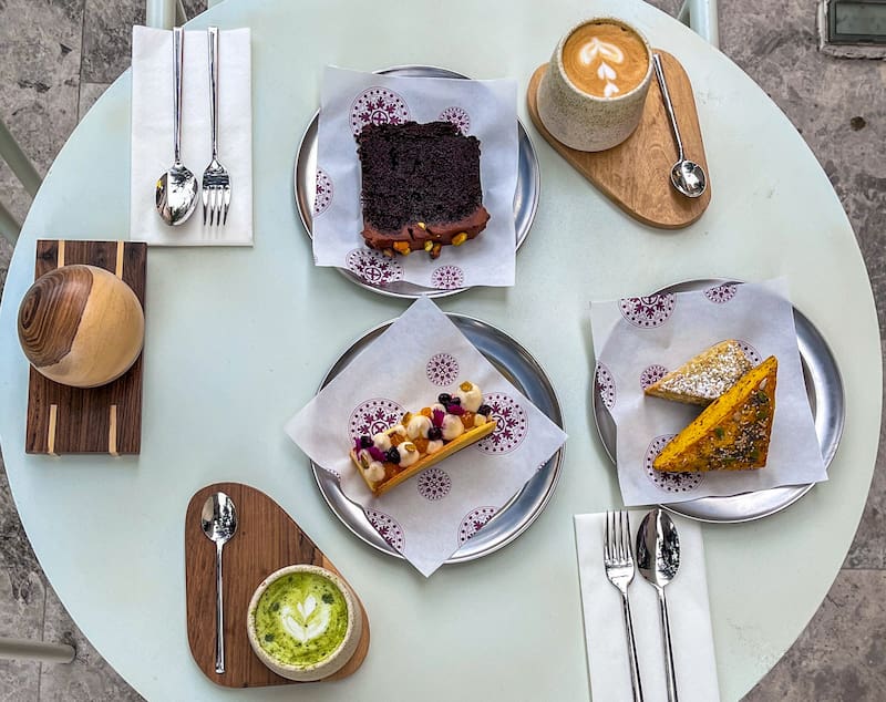 Este desayuno-merienda se sirve en uno café de Devoto que supo ser un convento.