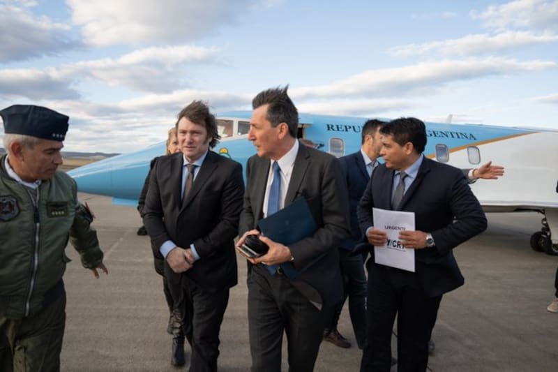 Claudio Vidal recibió en Santa Cruz al presidente Javier Milei en su escala hacia la Antártida