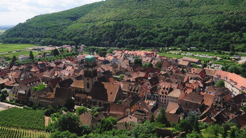 Kaysersberg combina casas de madera, historia medieval y vino alsaciano en un entorno de postal ideal para una escapada en Francia.