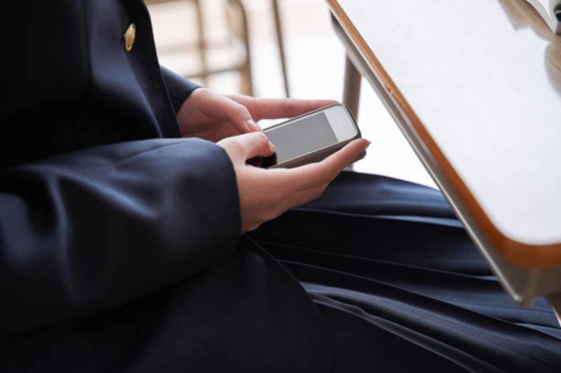 La normativa que regula el uso de celulares en clase. (Foto: archivo).