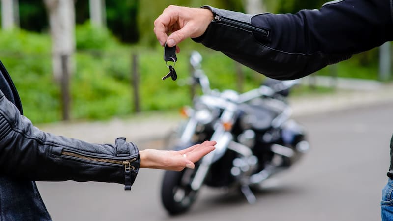 Cuál es el peso máximo que puede cargar una moto y qué dimensiones de equipaje que debe respetar, según la ley.