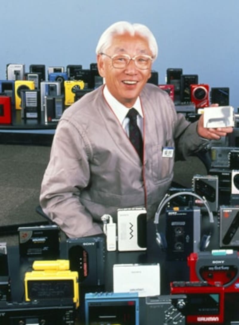 Morita junto al Walkman.