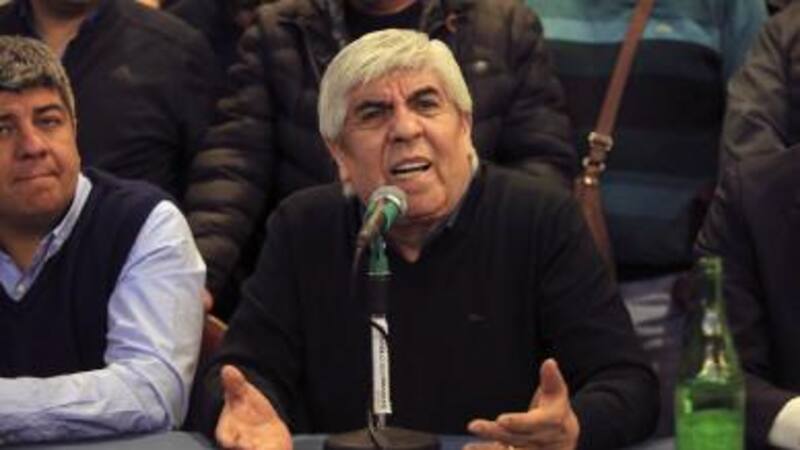 Moyano reunirá hoy a la conducción de Camioneros para definir los próximos pasos tras el embargo