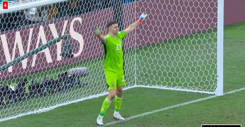 El Dibu se divierte en los penales.