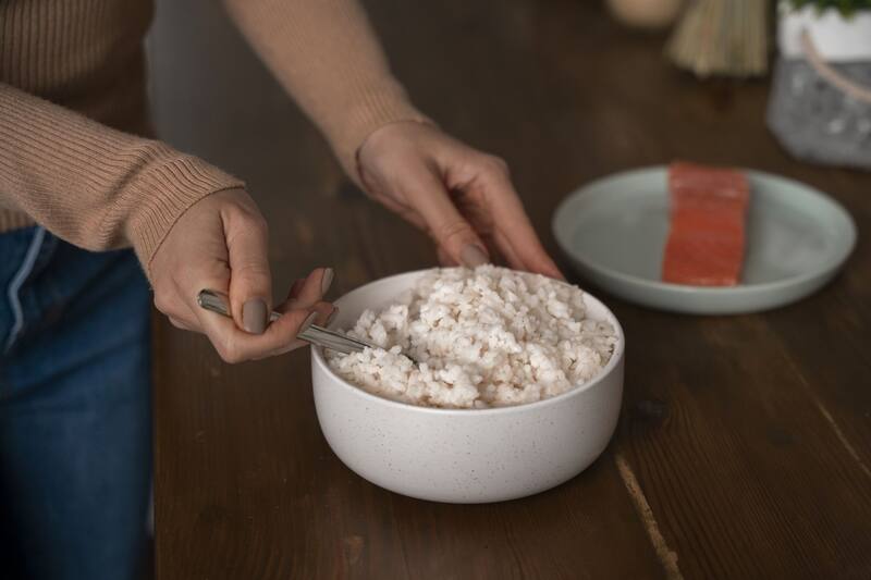 Es recomendable revisar la fecha de caducidad y el estado del paquete al comprar arroz. Fuente: Freepik.