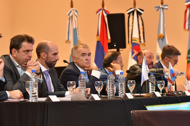 Osvaldo Jaldo, Ricardo Quintela y Gildo Insfrán junto a la comitiva de Gabinete e Interior