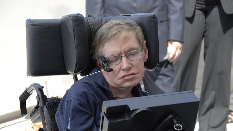 Hawking dedicó su vida a desentrañar las leyes fundamentales que rigen el universo, logrando tres descubrimientos principales que marcaron un hito en la historia de la ciencia.