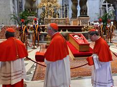 Sin corona ni pompa: cómo el papa Francisco rompe con siglos de ritos funerarios