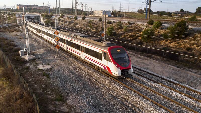 La infraestructura del tren está diseñada para minimizar el impacto ambiental, integrándose de manera armónica con el entorno.