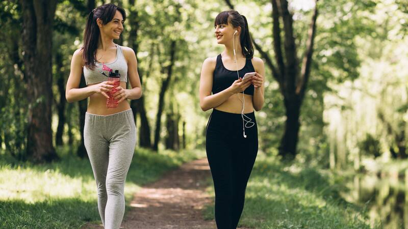 Caminar entre 30 y 60 minutos al día mejora la densidad mineral ósea, fundamental para una buena salud ósea a largo plazo.