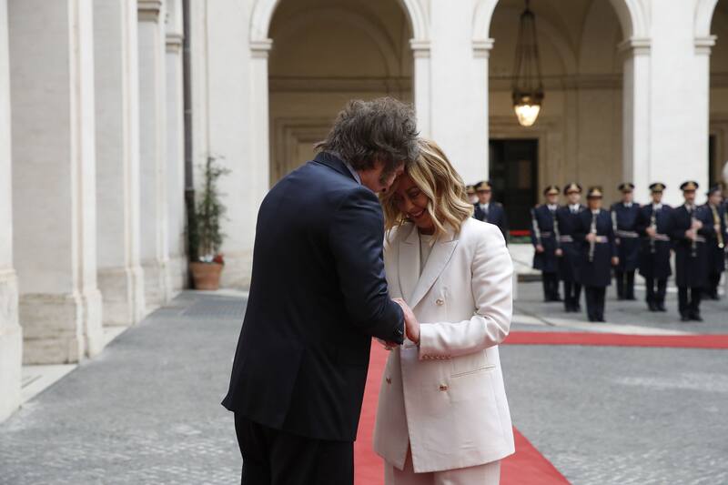 Javier Milei y Giorgia Meloni; el Estado italiano es el accionista controlante de Enel, la dueña de Edesur.