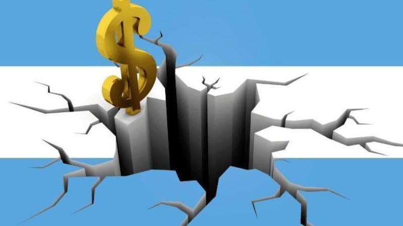 Desinflacionar, dar una señal de fuerte ajuste fiscal, desregular toda la economía y desarmar la bomba de pesos atrapada en el Central: las cuatro jugadas monetarias y fiscales inevitables para el próximo presidente de Argentina, según el autor de la columna.