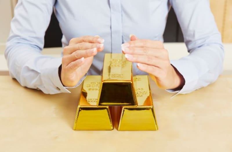 Resguardar ahorros en oro.