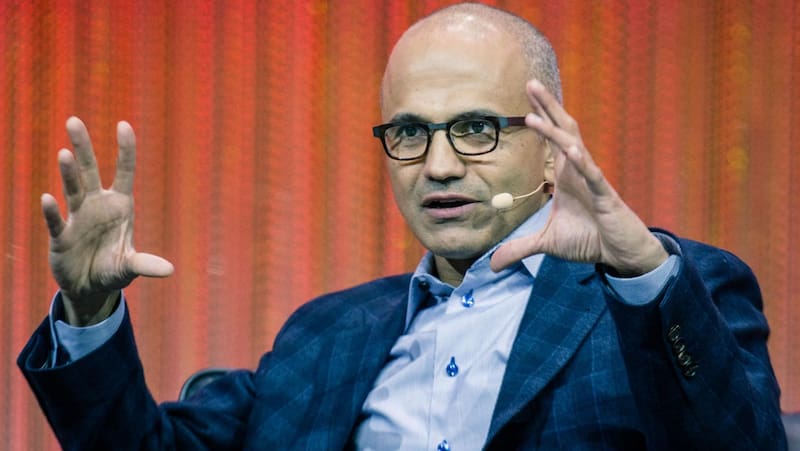Satya Nadella, actual CEO de Microsoft, incrementa las inversiones en IA de la compañía.