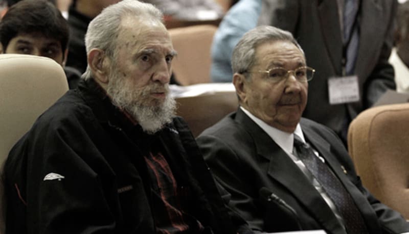 Fidel Castro, fallecido en 2016 y su hermano Raúl.