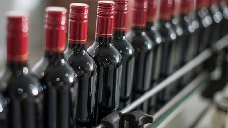 Las multas por comercializar alcohol sin sellos fiscales pueden alcanzar los 112,000 pesos, según el Código Fiscal de la Federación y la Ley del IEPS. Fuente: Shutterstock.