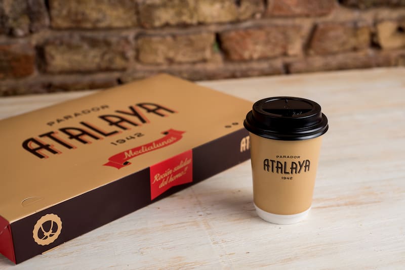 Medialunas y café, un clásico de consumo recurrente que impulsa a los locales de Atalaya.
