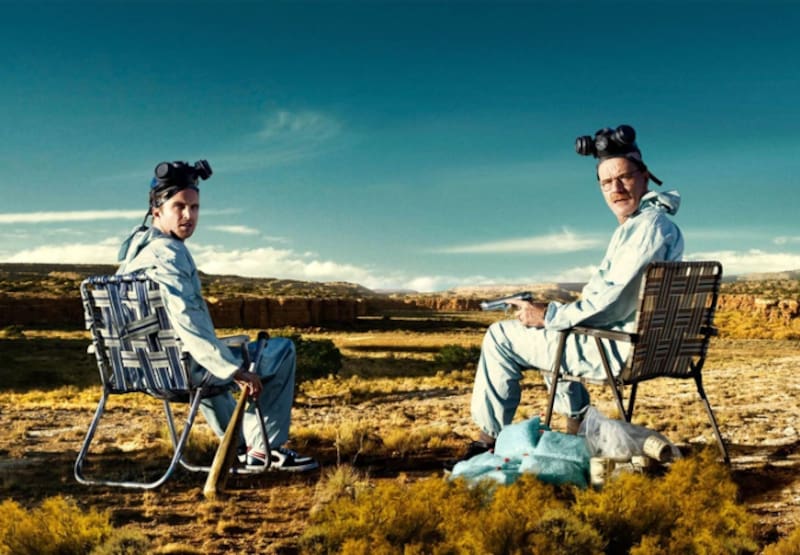 Walter White y Jesse Pinkman, los personajes centrales de la serie, construyen un imperio de metanfetamina mientras intentan ocultar sus actividades.