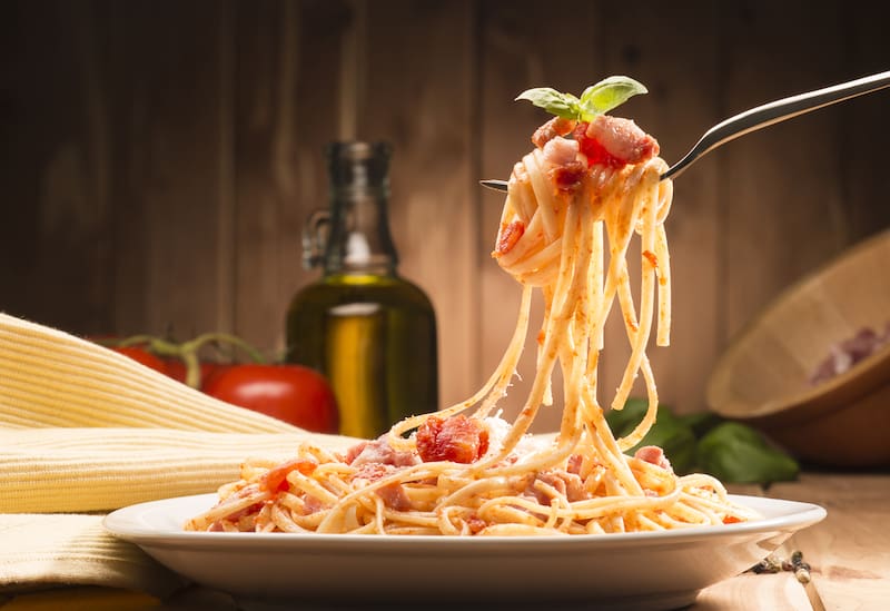 Según la experta en protocolo, la manera correcta de comer espaguetis es solo con tenedor, sin cuchillo ni cuchara. (Imagen: archivo)