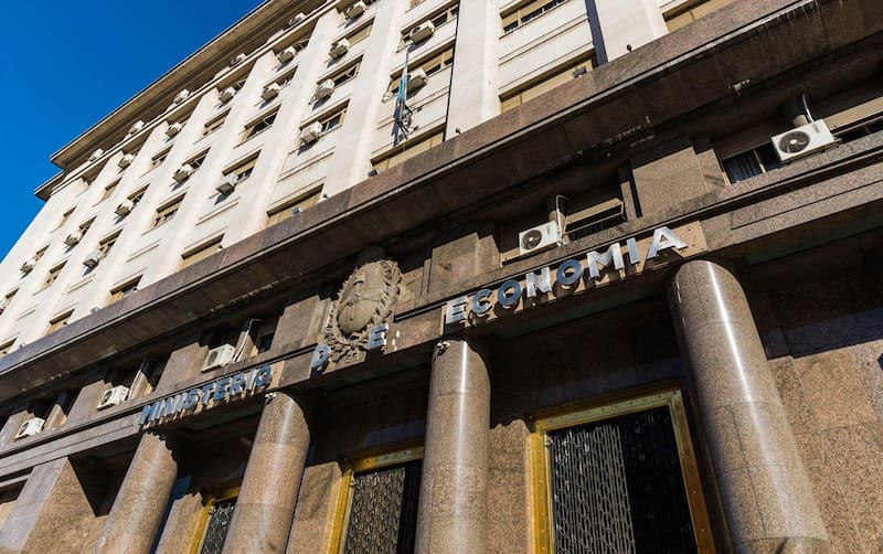 Según la OPC, los ingresos a la administración nacional treparon 35% y los gastos, casi 42%.