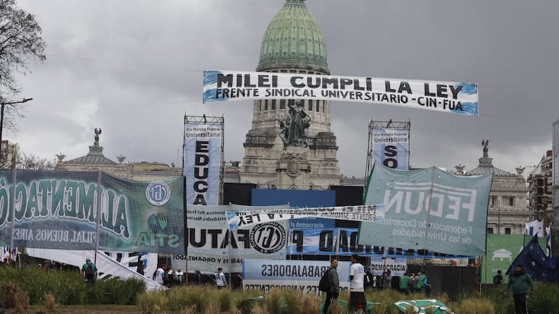 Estudiantes, docentes y asociaciones sociales y políticas reclaman por el Financiamiento Universitario en la 5ta Marcha Federal Universitaria.