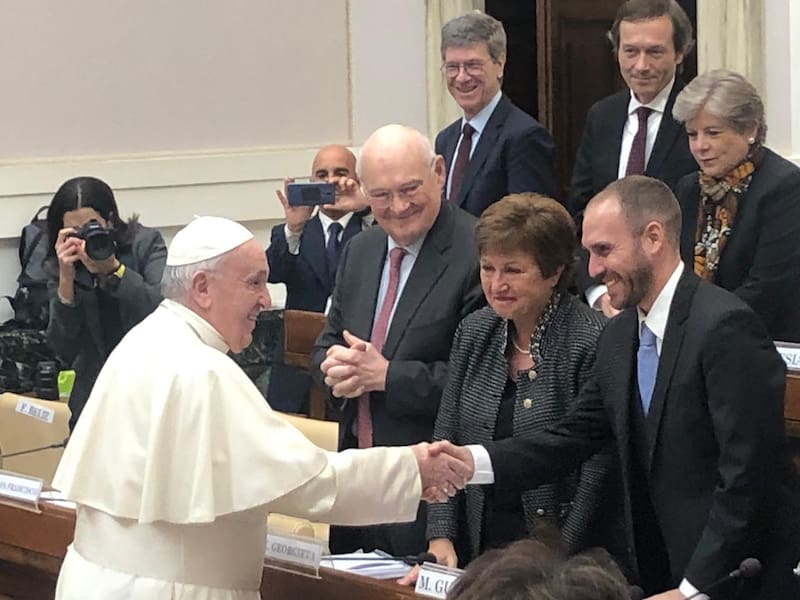 El ex ministro de Economía Martín Guzmán saluda al Papa Francisco delante de Kristalina Georgieva, directora del FMI.
