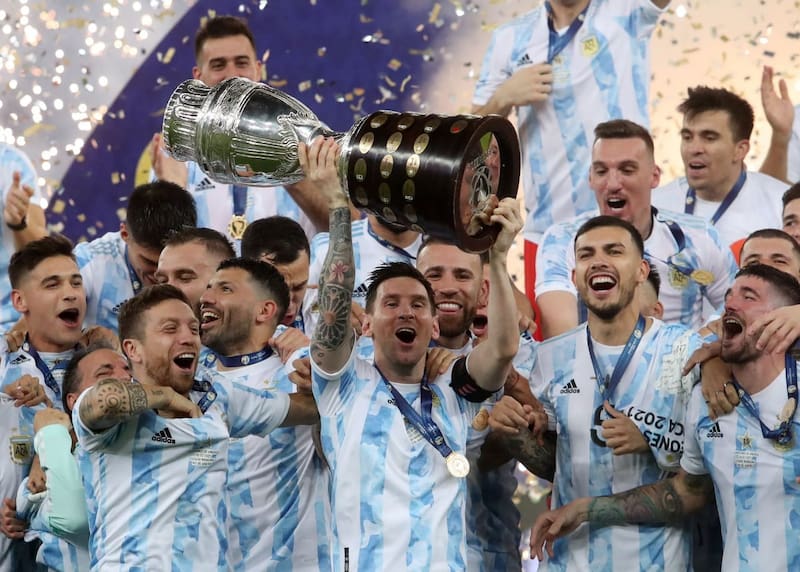 Lionel Messi, el capitán argentino, levanta la Copa América en el Maracaná en el 2021.